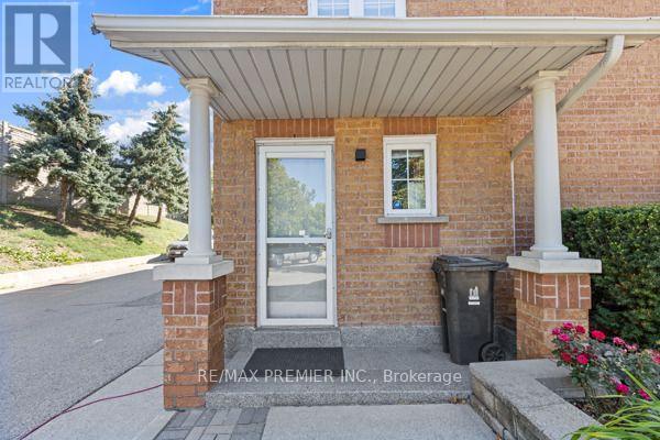 #8 116 Rory Road, Toronto (Maple Leaf), Ontario, M6L3G1, Toronto (Maple Leaf), Ontario — photo 3 of 5