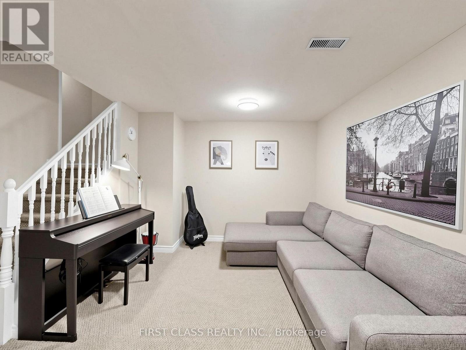 9 REVELSTOKE CRESCENT - 36