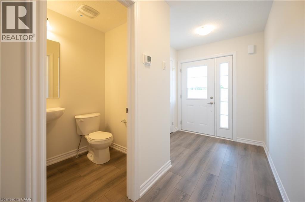 #Upper 257 BENNINGER Drive, Kitchener, Ontario, N2E0K1, Kitchener, Ontario — photo 2 of 5