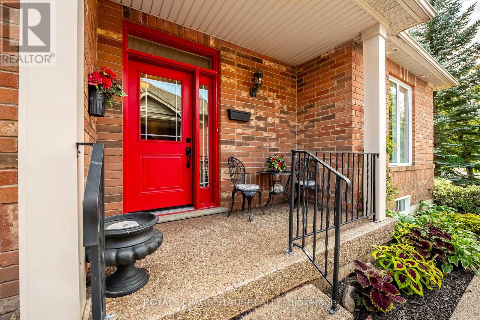 159 Thoroughbred Boulevard, Hamilton (Meadowlands), Ontario, L9K1N2, Hamilton (Meadowlands), Ontario — photo 3 of 5