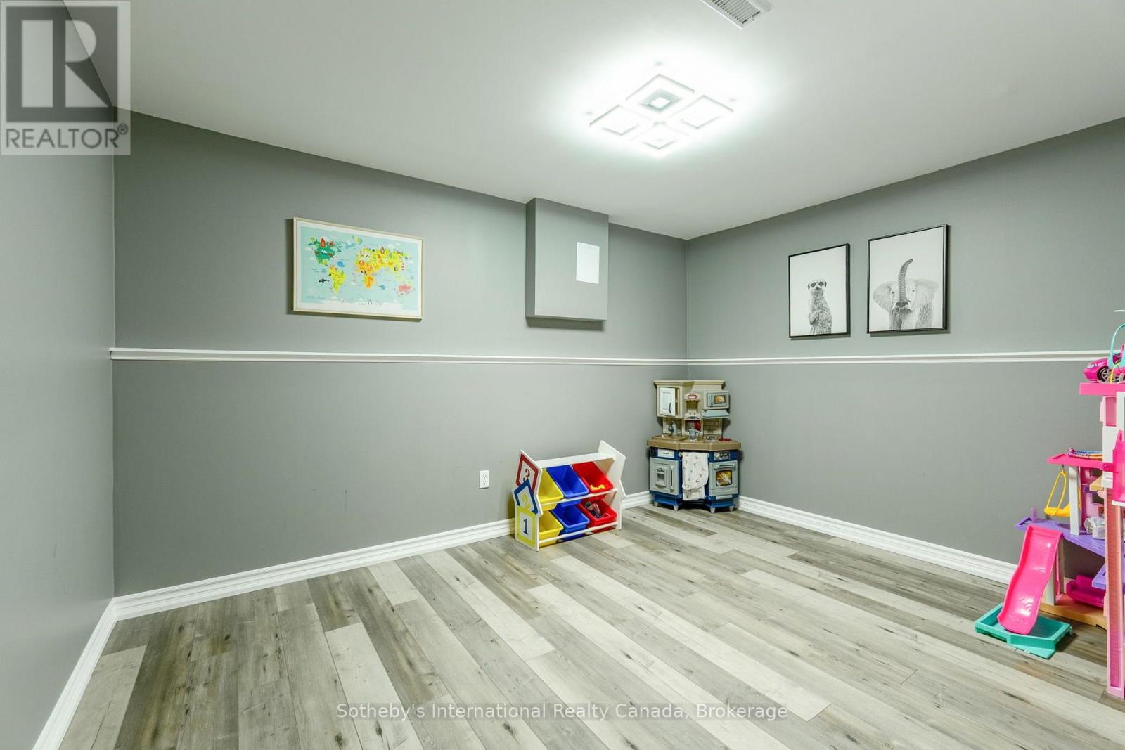 53 ROYAL BEECH DRIVE - 31