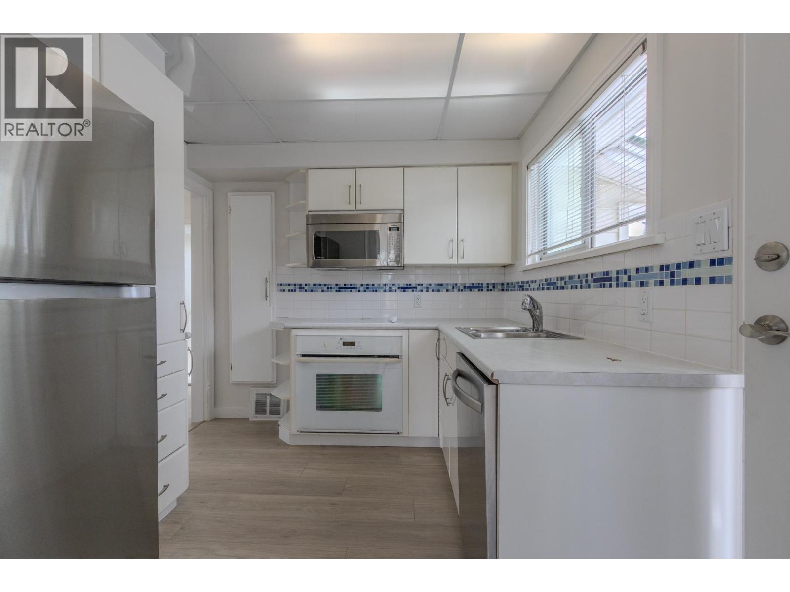 844 BURNABY STREET, New Westminster — photo 2