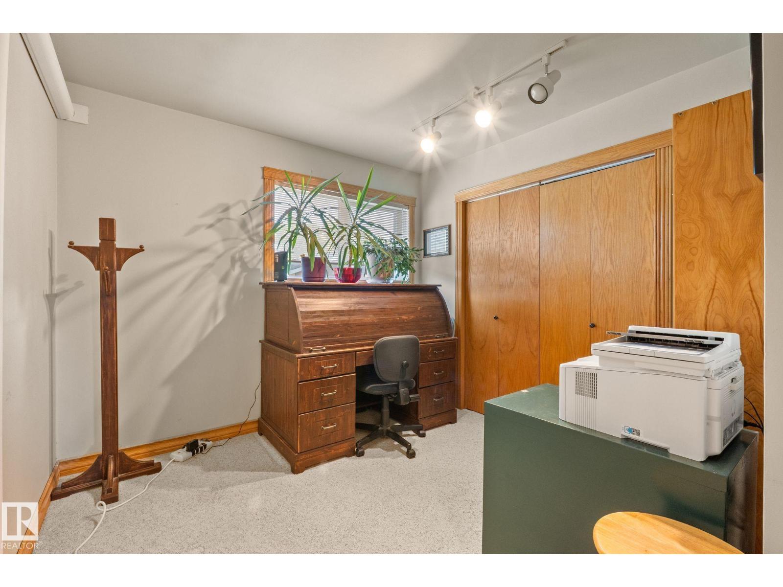 9719 65 AV NW - 23