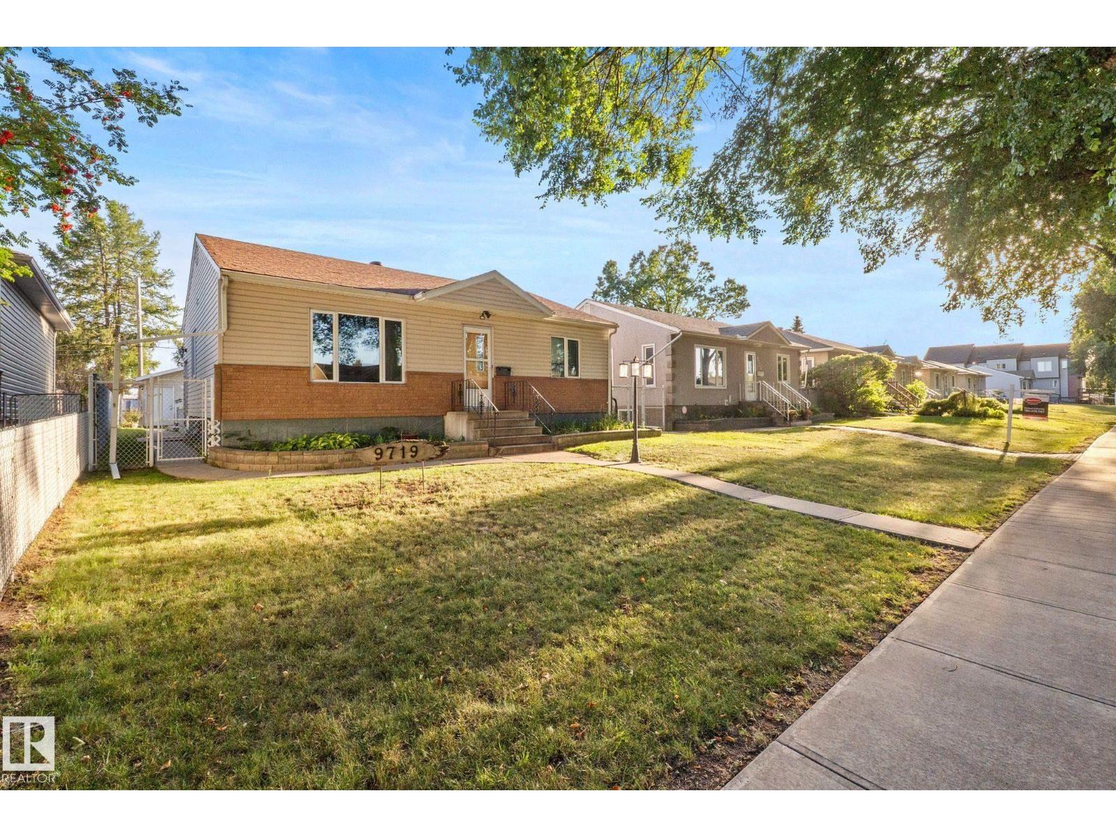 9719 65 AV NW - 4