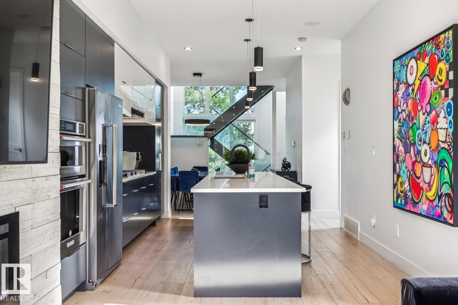 9323 75 AV NW - 12