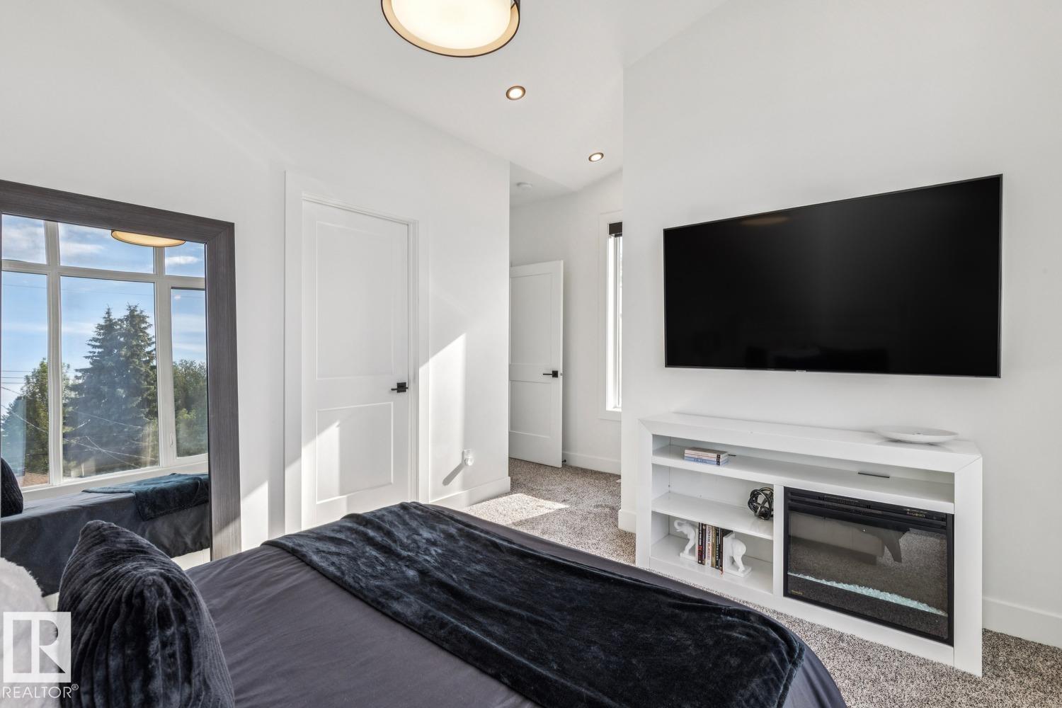9323 75 AV NW - 23