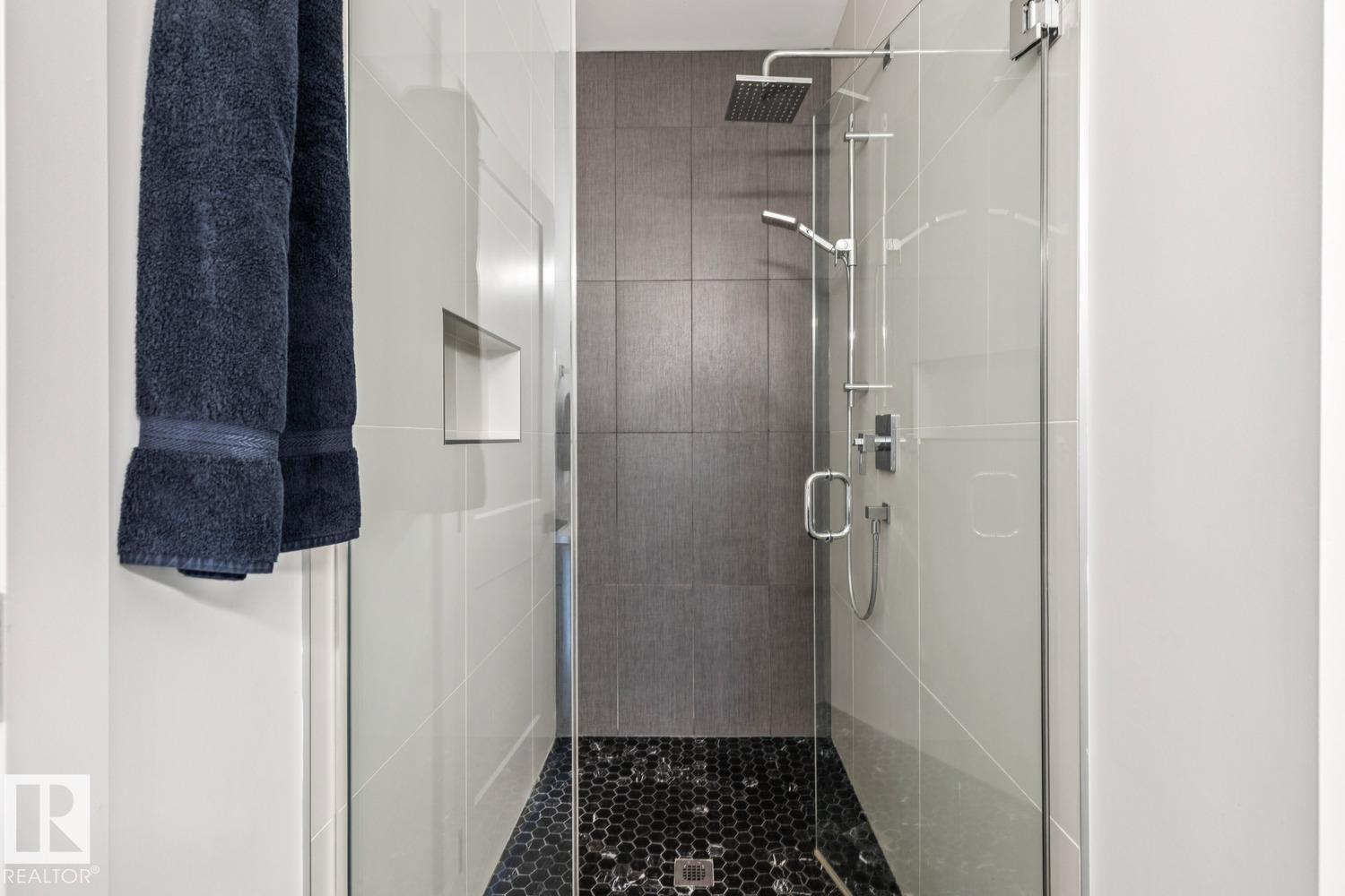 9323 75 AV NW - 26