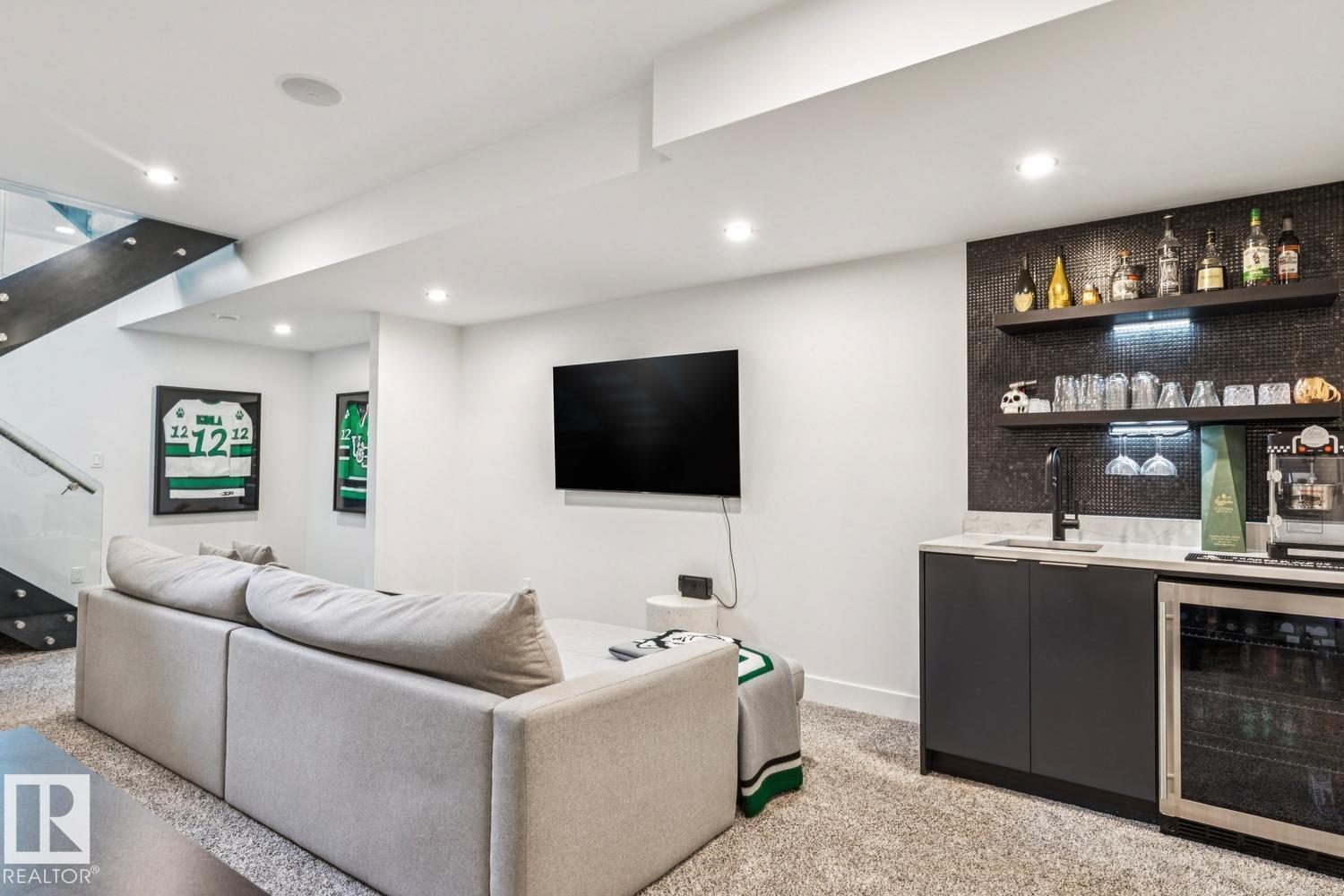 9323 75 AV NW - 36