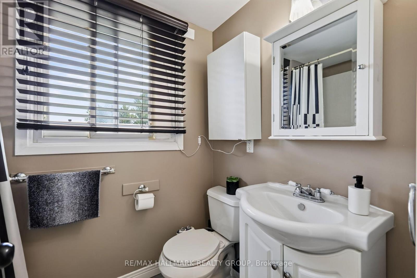 3 Bed, 2 Bath House for Sale in Ottawa – 60 – 1045 MORRISON DRIVE, Ottawa – MLS# X13740466 - Image 19