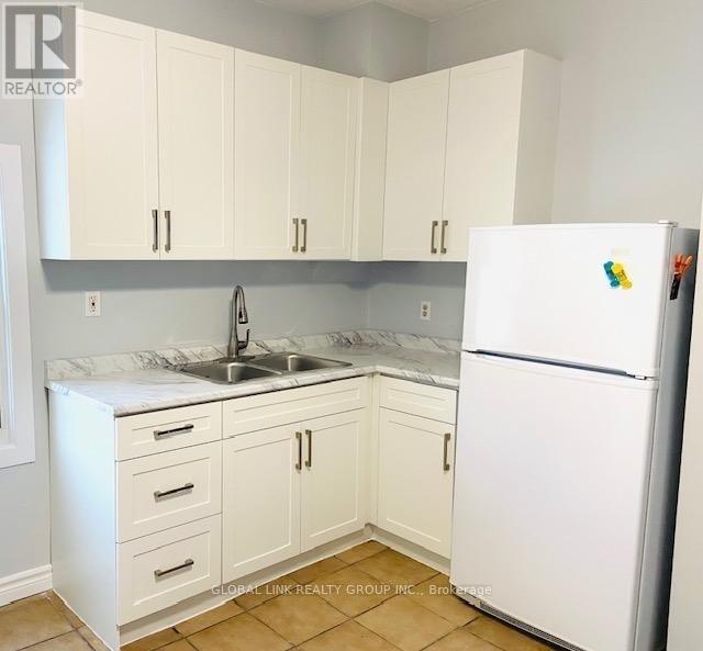 #Apt B 20 Wedsworth Street, St. Catharines (Oakdale), Ontario, L2T1H8, St. Catharines (Oakdale), Ontario — photo 3 of 5