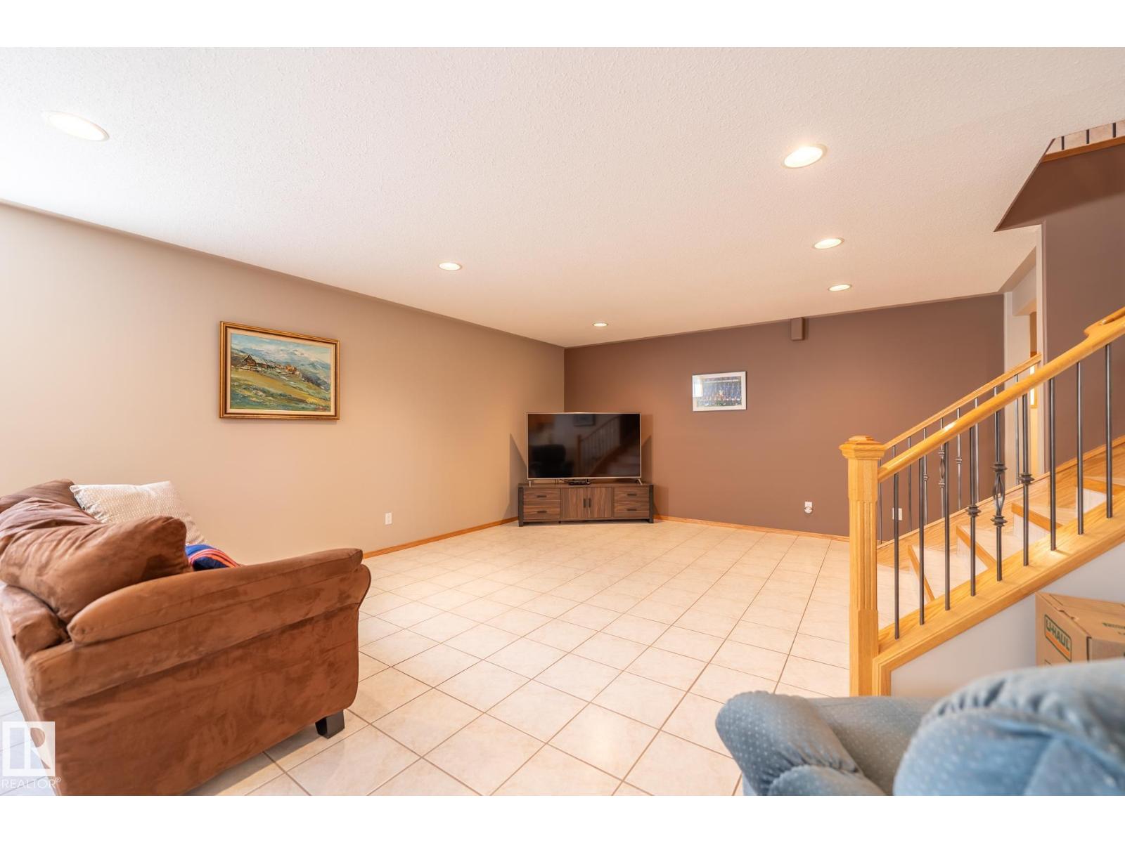 7707 166 AV NW - 40