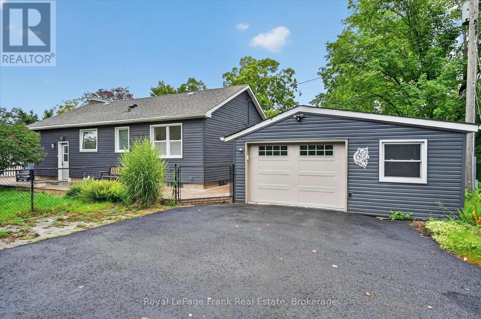878 VALLEYVIEW DRIVE - 1