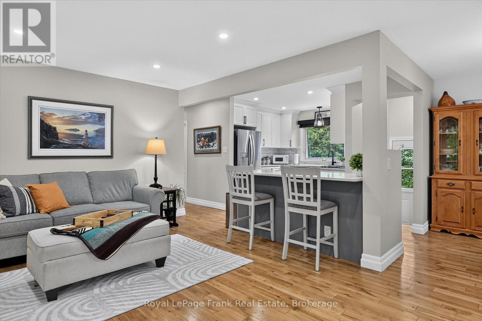878 VALLEYVIEW DRIVE - 4