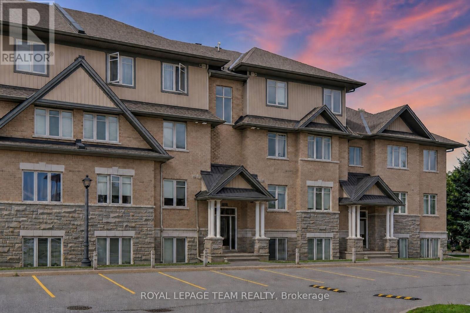 Condo located in the heart of Riverside South.