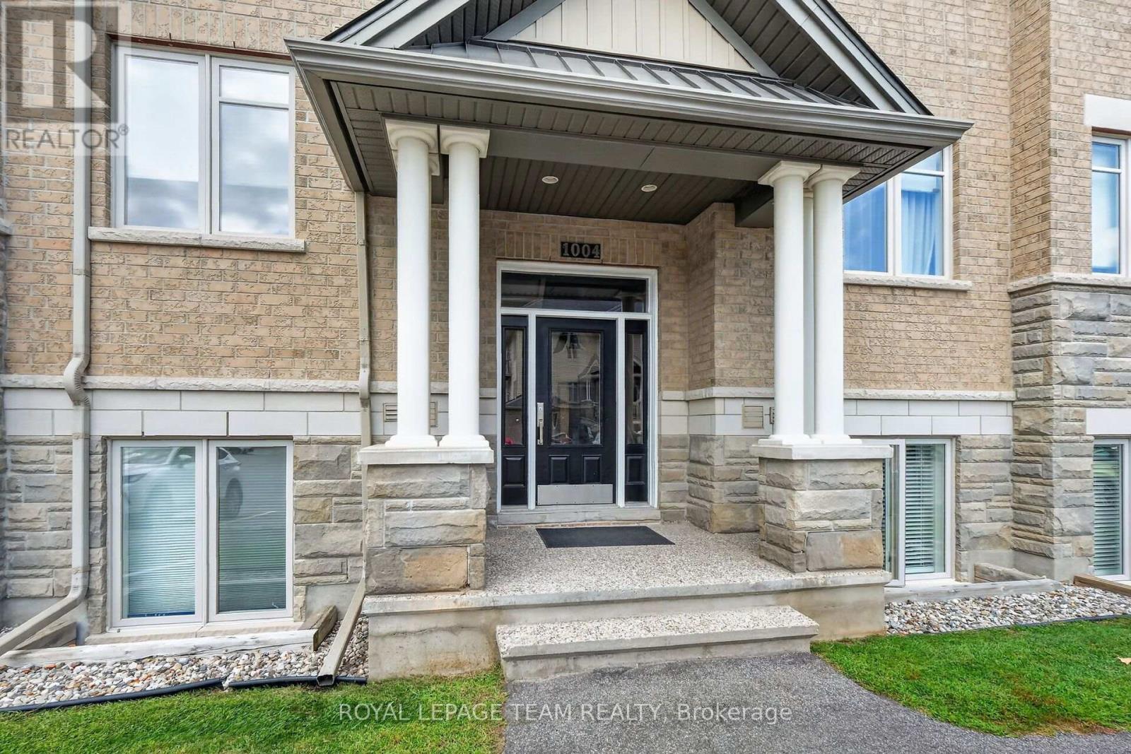Well maintained condo in a terrific neighborhood.