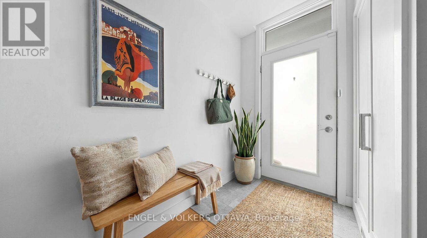 Virtually staged entrance
