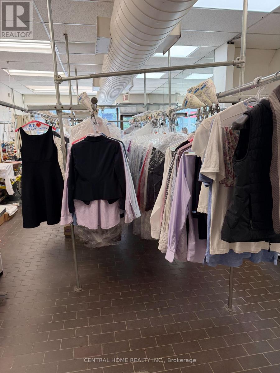 924 Eglinton Avenue West, Toronto (Forest Hill North), Ontario, M6C2C2, Toronto (Forest Hill North), Ontario — photo 4 of 5