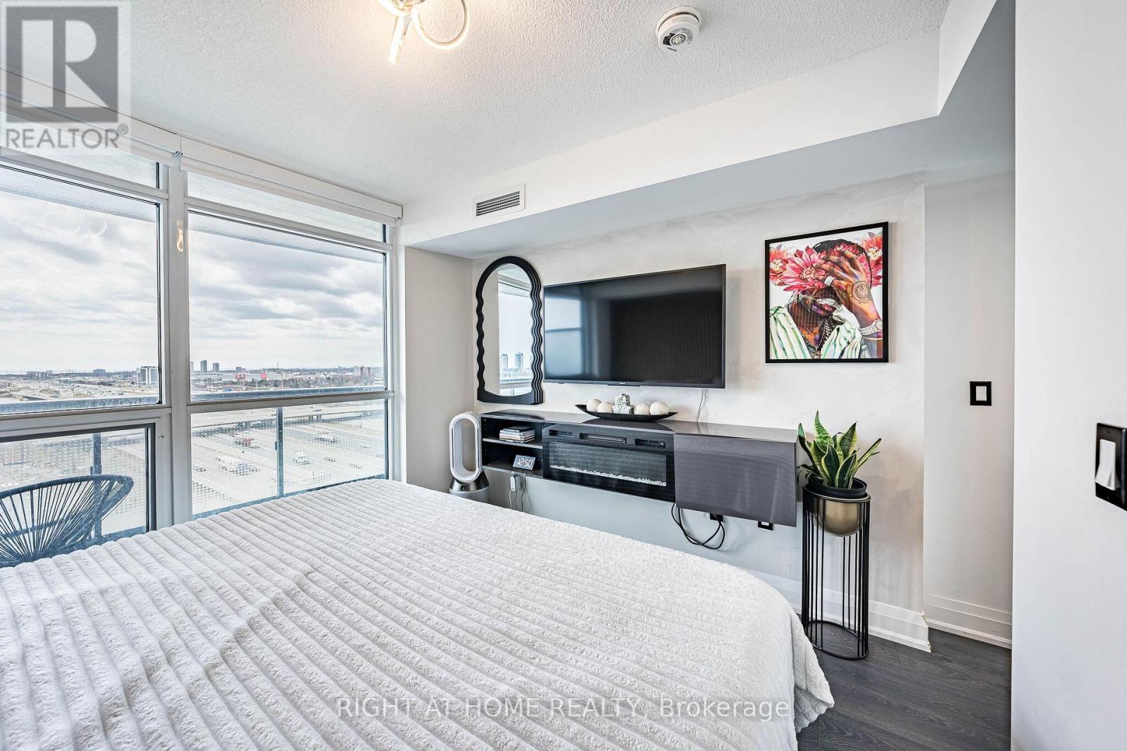 #1309 30 GIBBS ROAD - 21