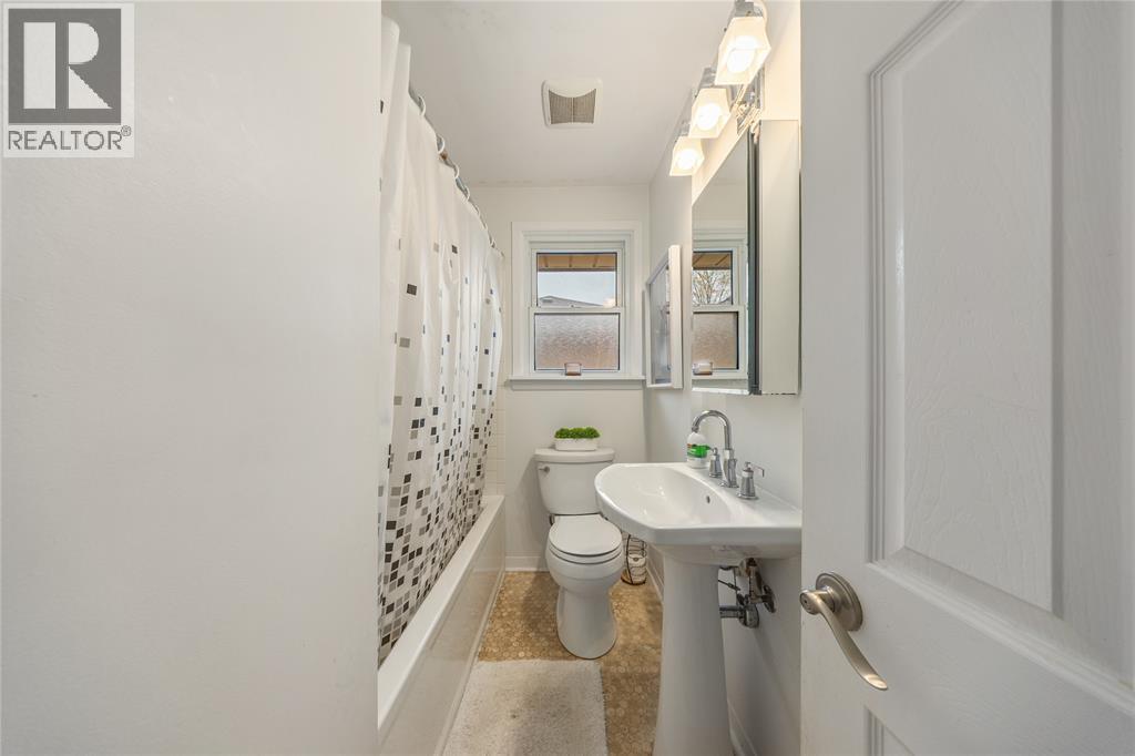 1035 WELLINGTON STREET - 12