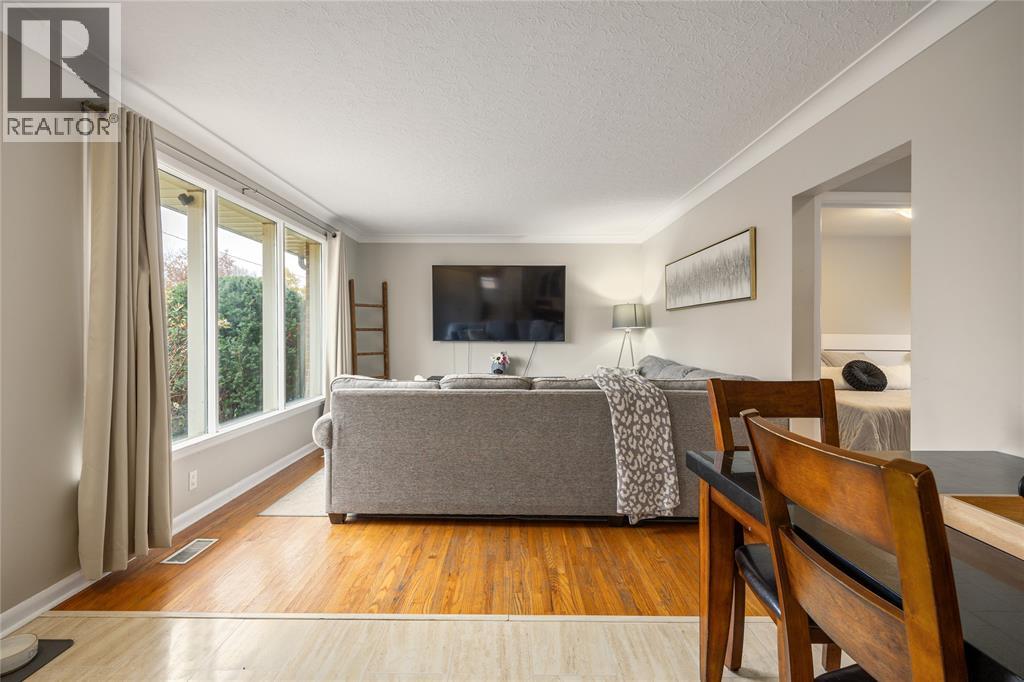 1035 WELLINGTON STREET - 5