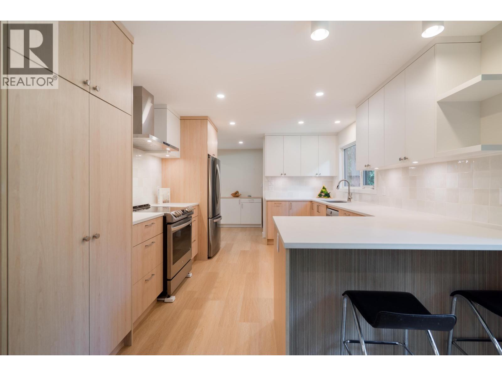 1139 HERITAGE Boulevard, North Vancouver, British Columbia, V7J3G8, North Vancouver, British Columbia — photo 1 of 5