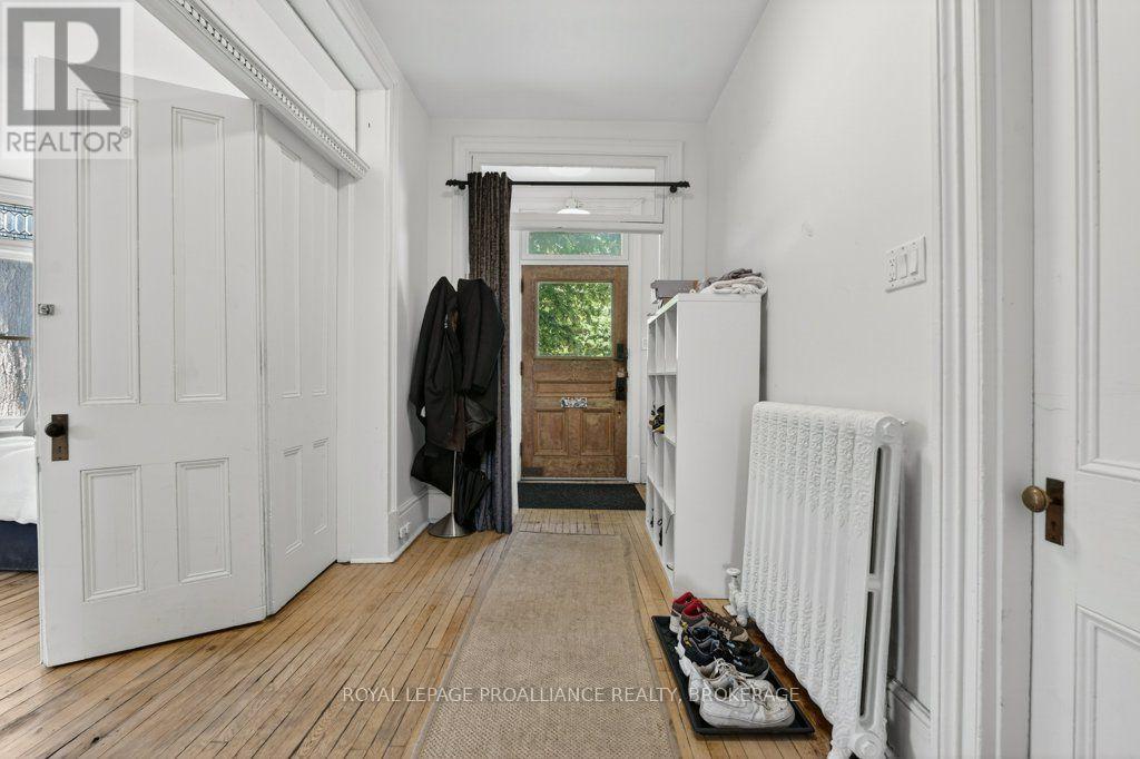 162 Earl Street, Kingston (Central City East), Ontario, K7L2H2, Kingston (Central City East), Ontario — photo 3 of 5