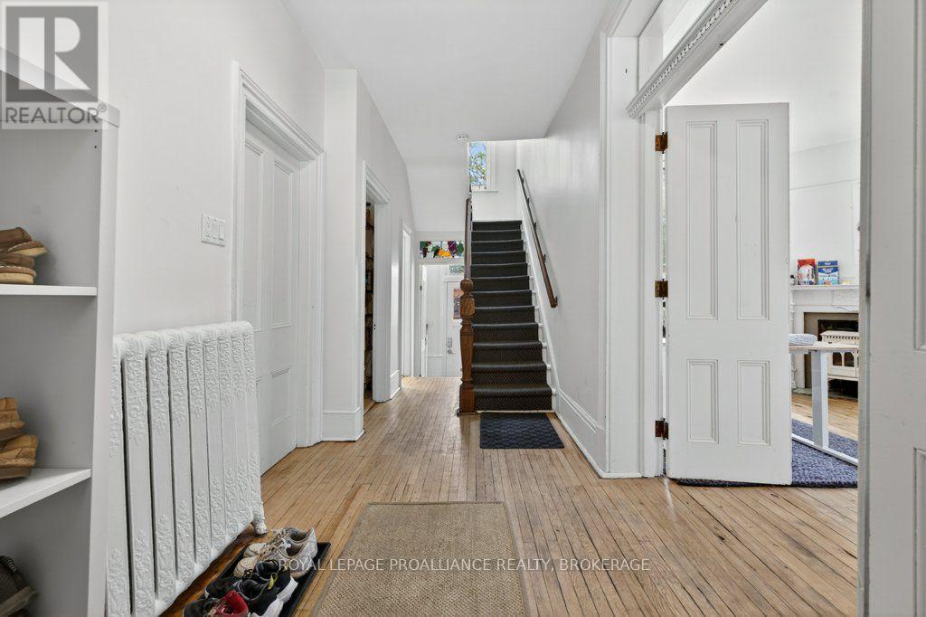 162 Earl Street, Kingston (Central City East), Ontario, K7L2H2, Kingston (Central City East), Ontario — photo 4 of 5