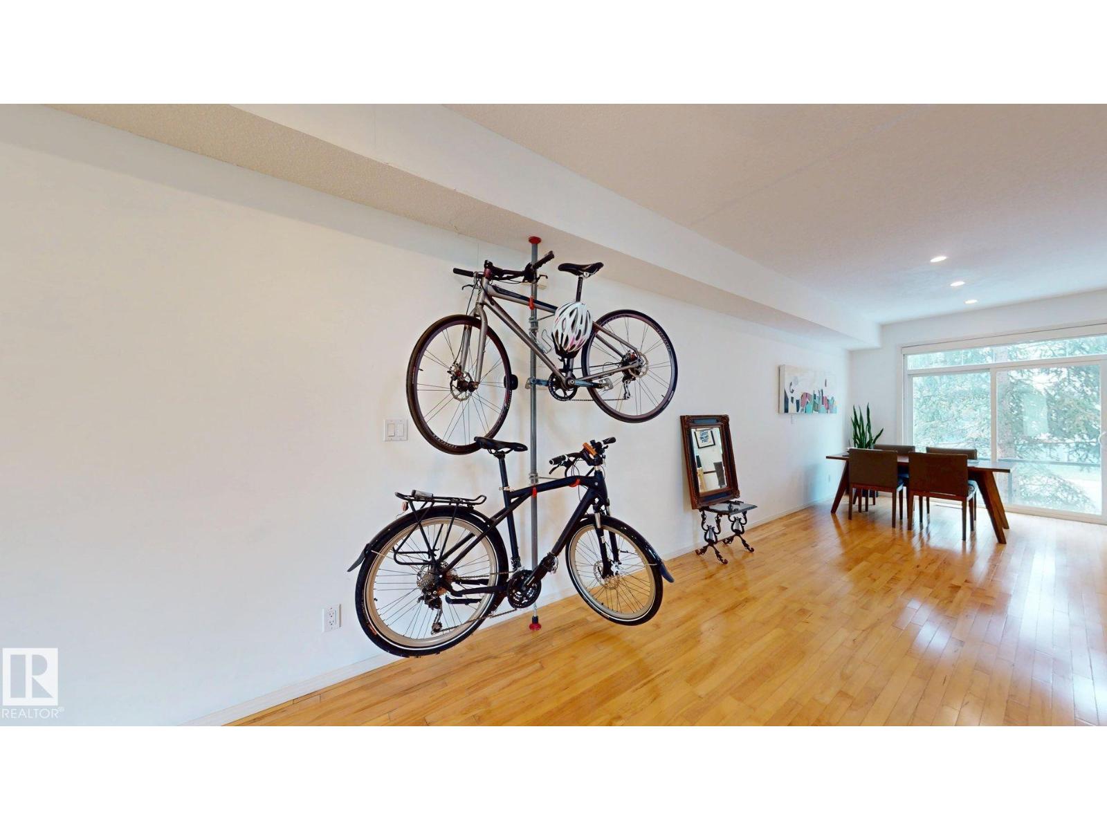 9846 112 ST NW - 4