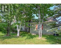 Living room - 98 Saint-pierre Ouest Boulevard, Caraquet, NB E1W1B6 Photo 6