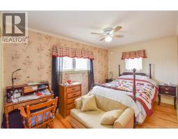 Living room - 98 Saint-pierre Ouest Boulevard, Caraquet, NB E1W1B6 Photo 19