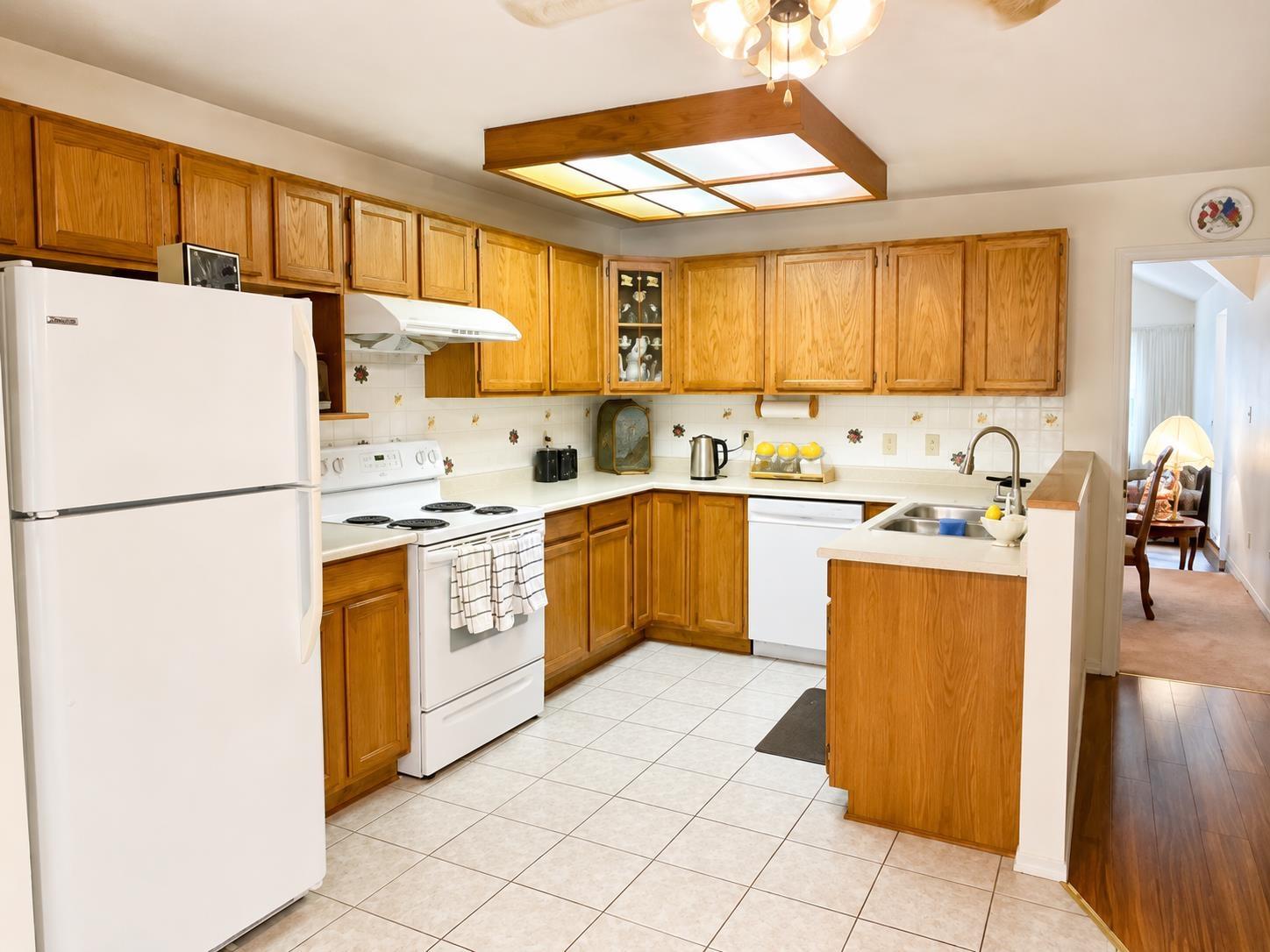 14374 86A Avenue, Surrey, British Columbia, V3W0K4, Surrey, British Columbia — photo 4 of 5