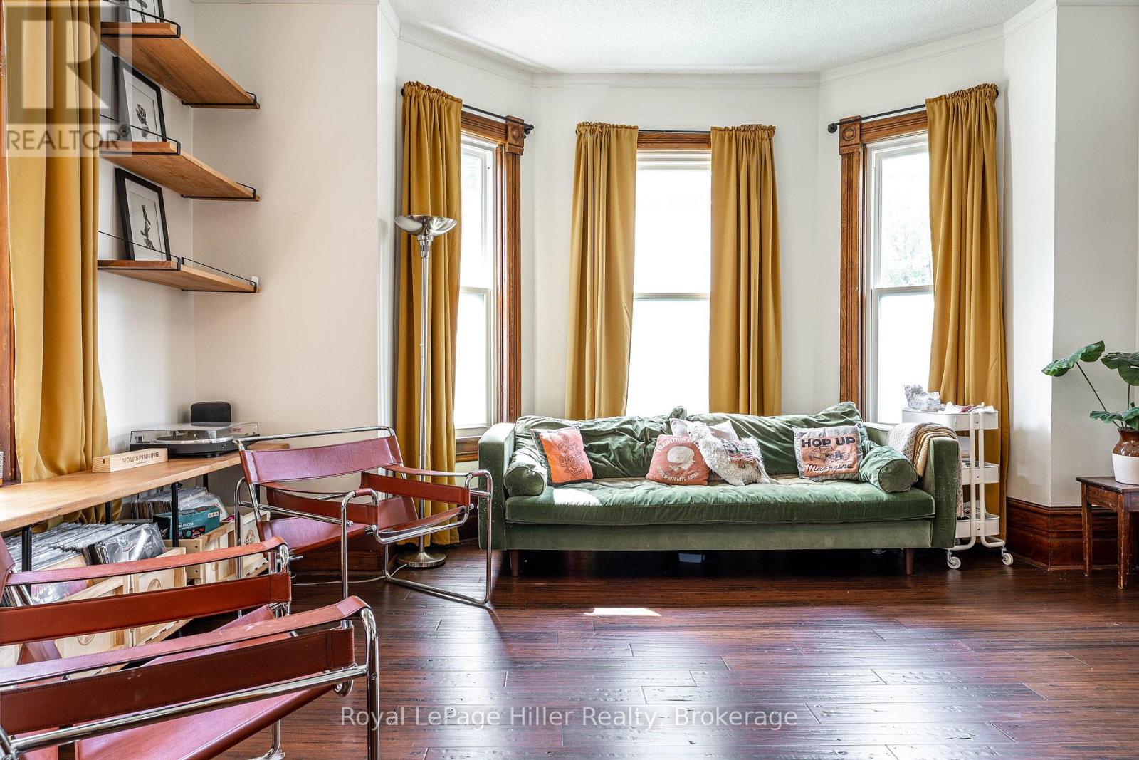 125 HOPE STREET E - 10