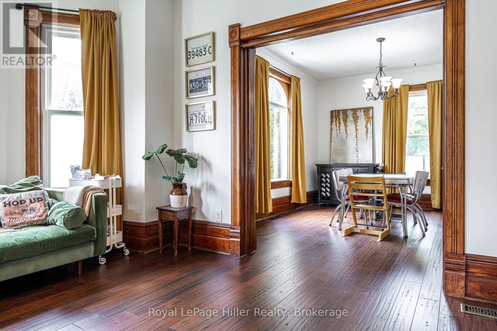 125 HOPE STREET E - 11