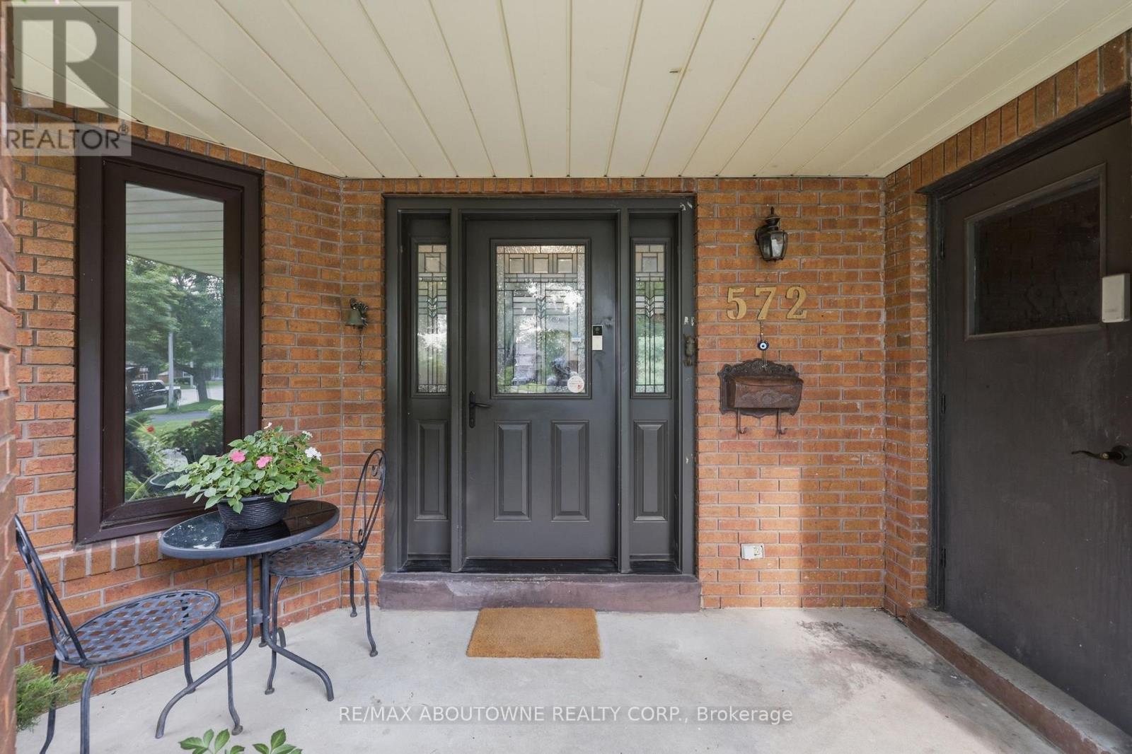 572 Harmony Avenue, Burlington (Roseland), Ontario, L7N3S8, Burlington (Roseland), Ontario — photo 3 of 5