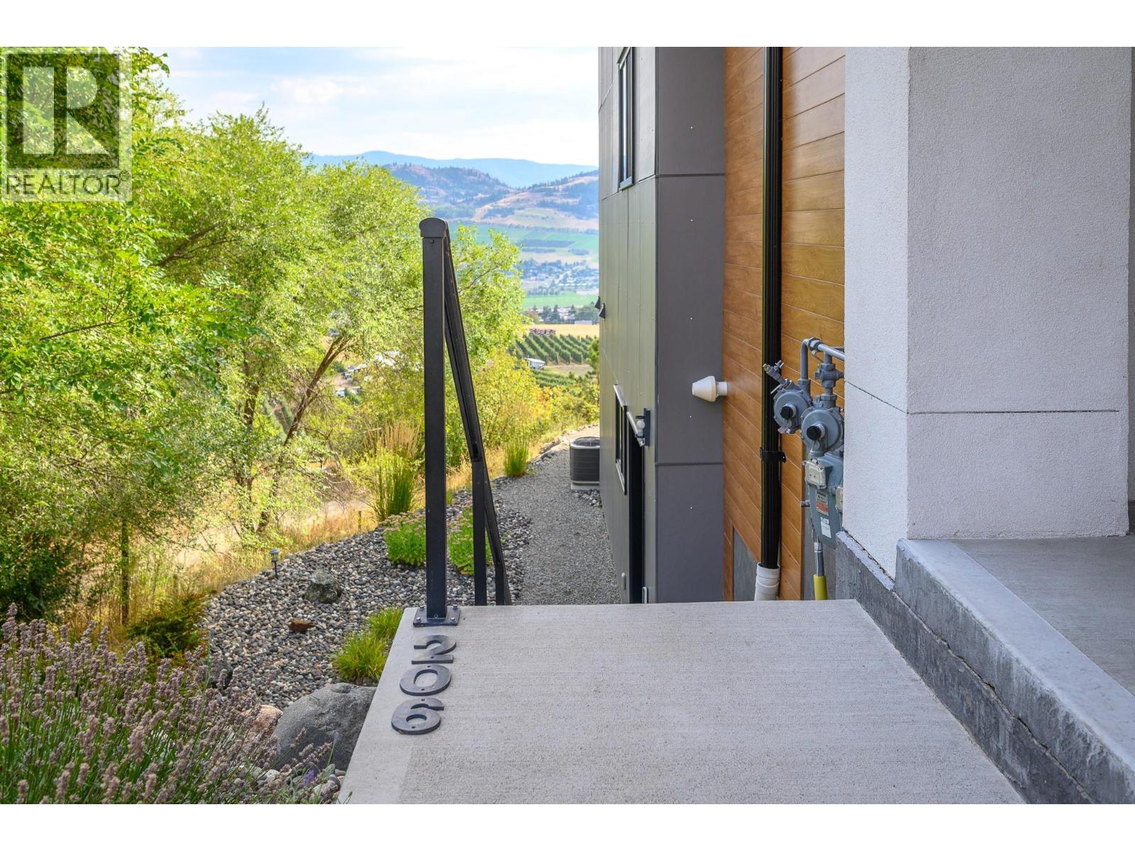 206 Vineyard Way, Vernon, British Columbia, V1H1Z7, Vernon, British Columbia — photo 4 of 5