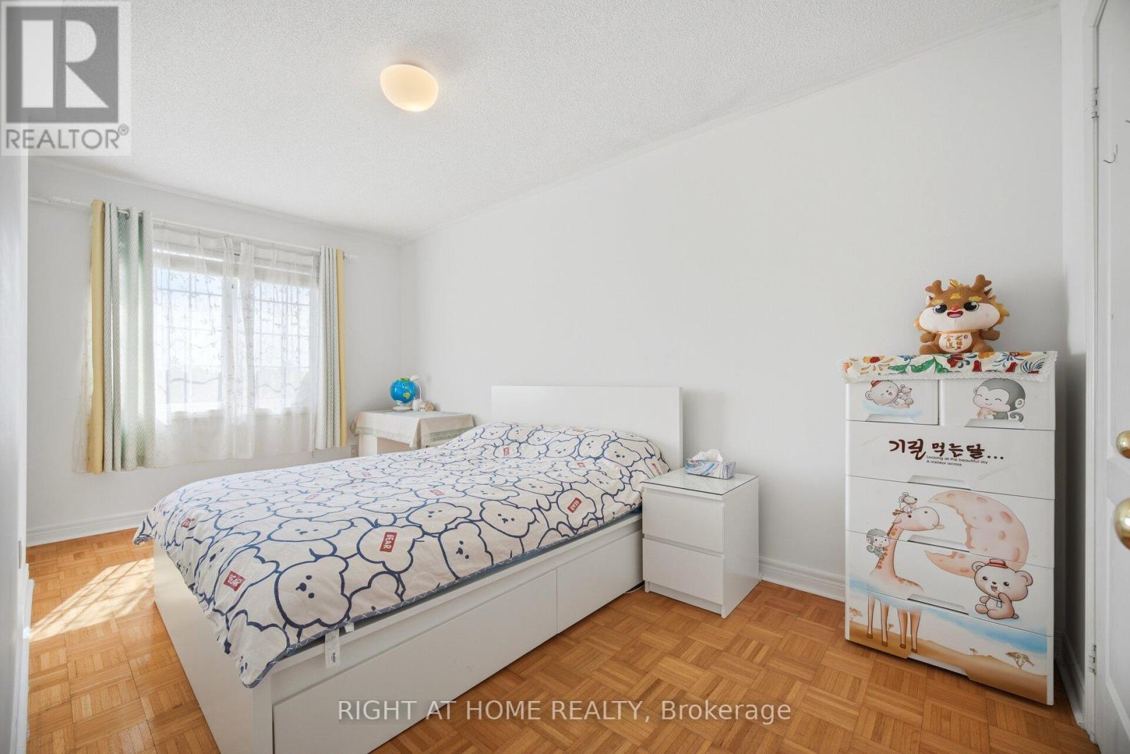 8 RICHELIEU COURT - 13
