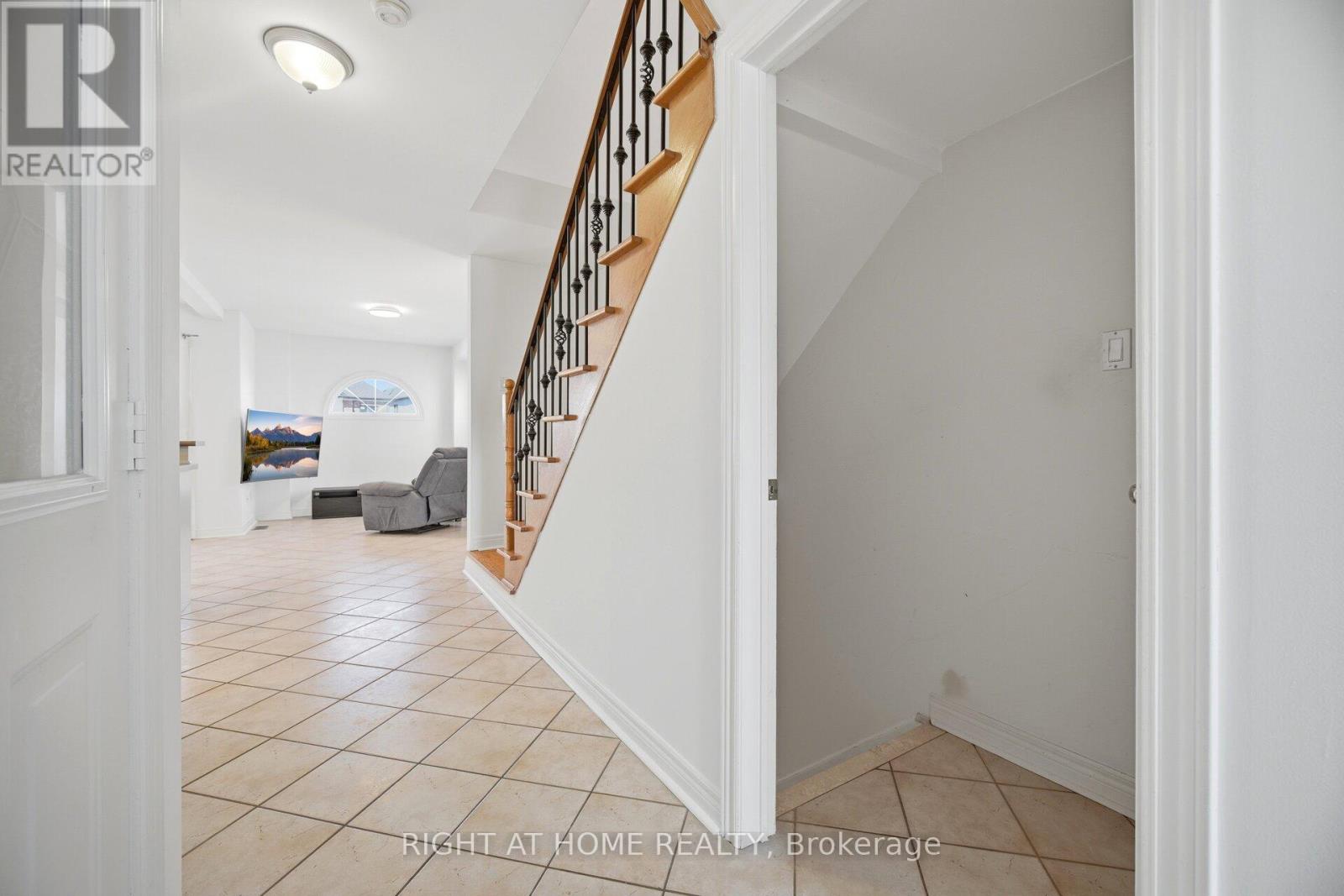 8 RICHELIEU COURT - 16