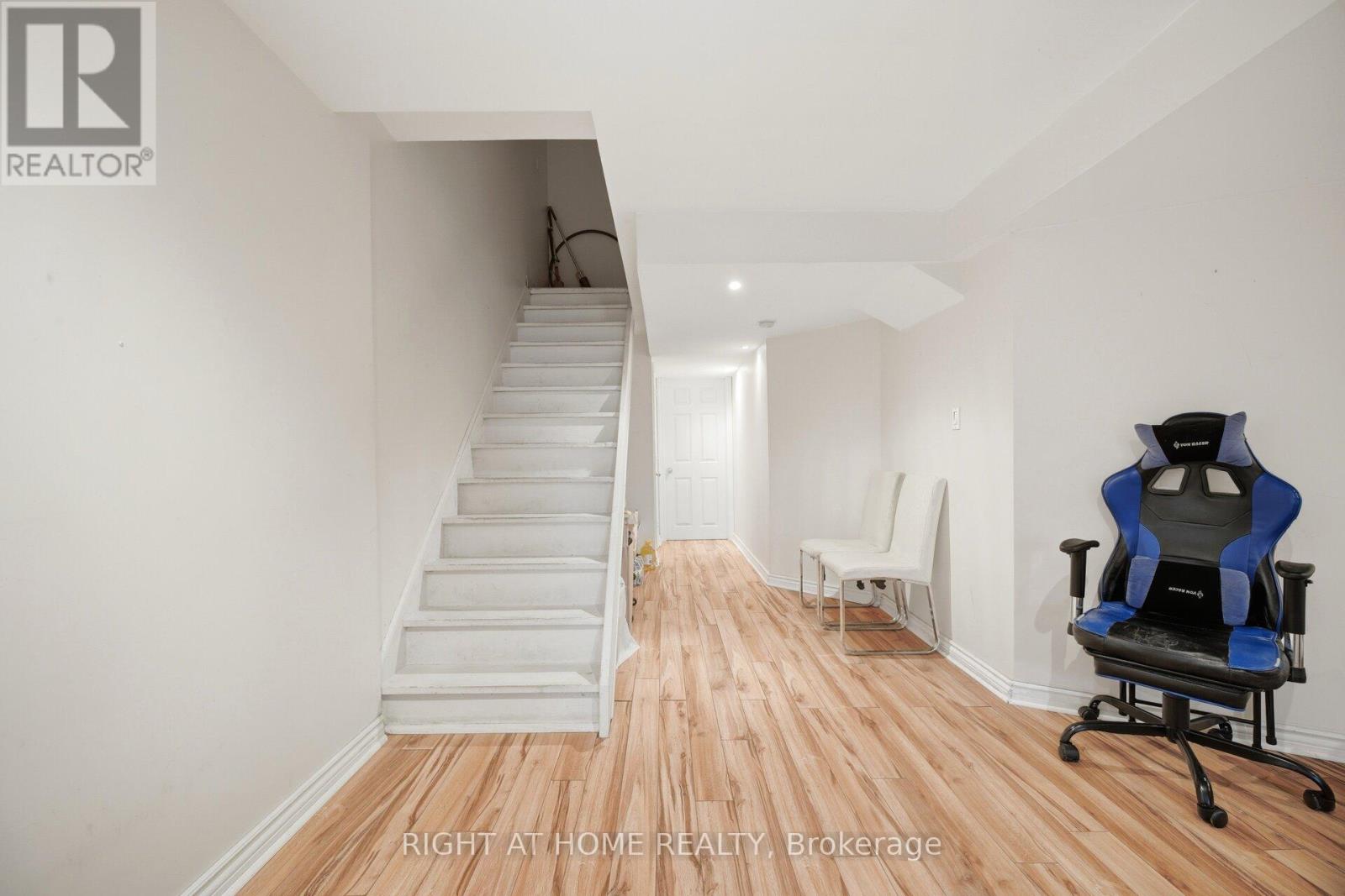 8 RICHELIEU COURT - 17