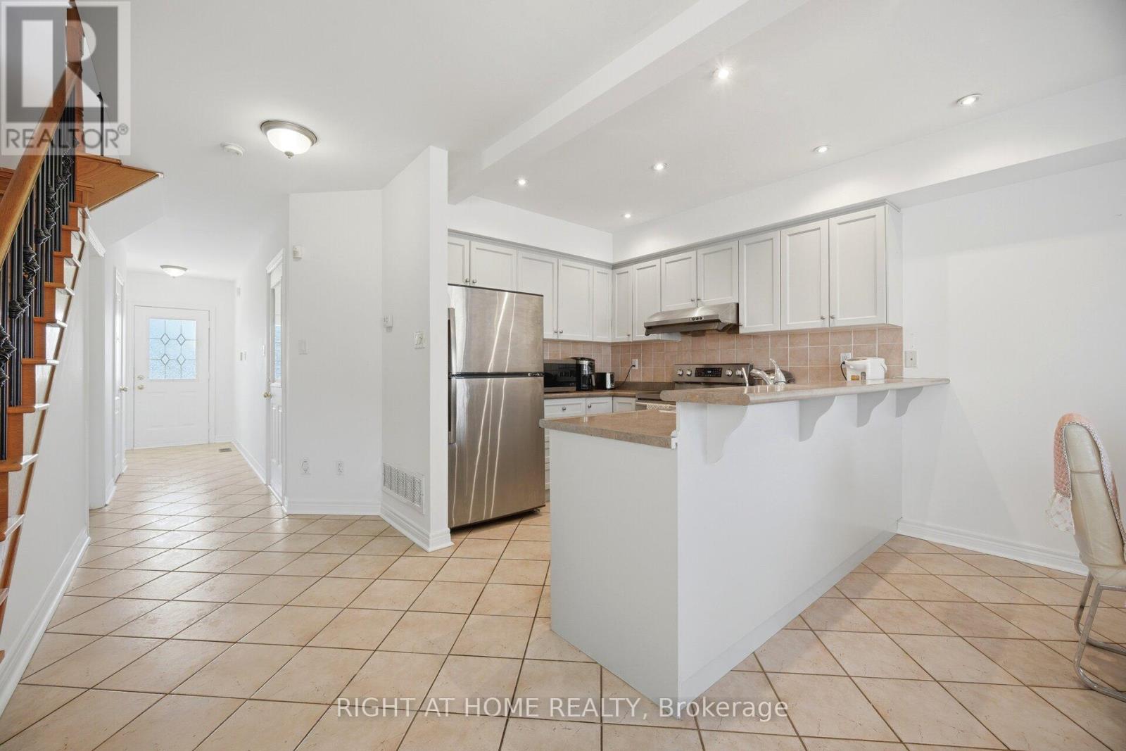 8 RICHELIEU COURT - 2