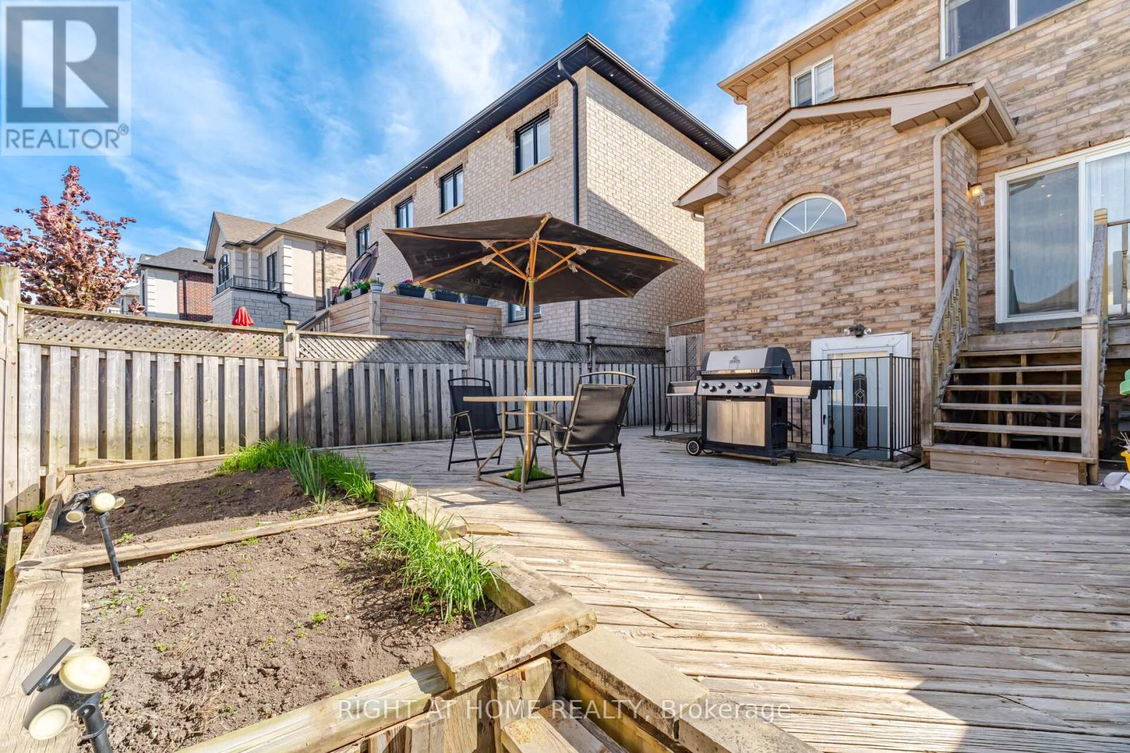 8 RICHELIEU COURT - 23