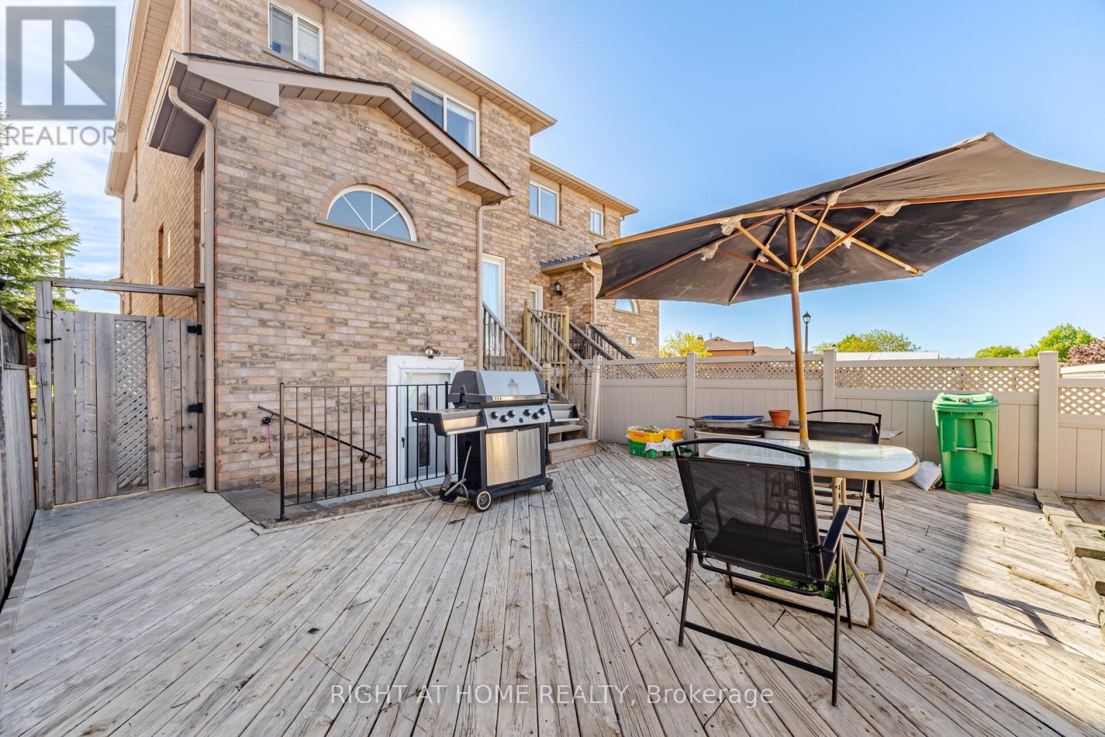 8 RICHELIEU COURT - 25