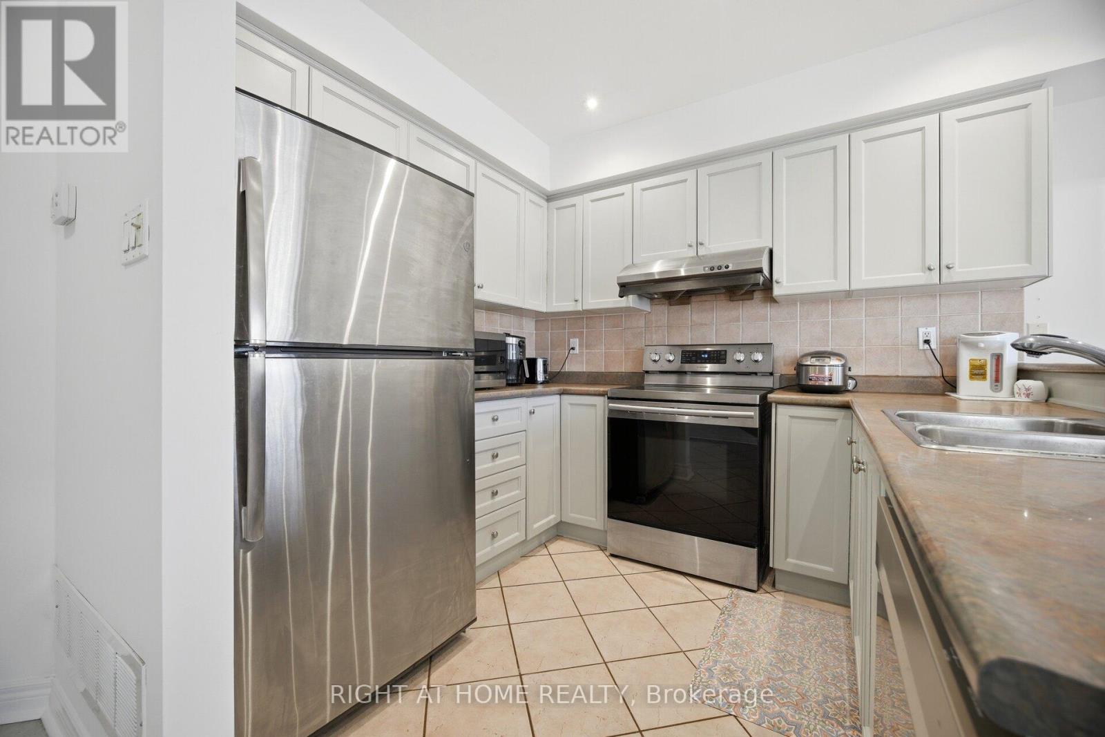 8 RICHELIEU COURT - 3
