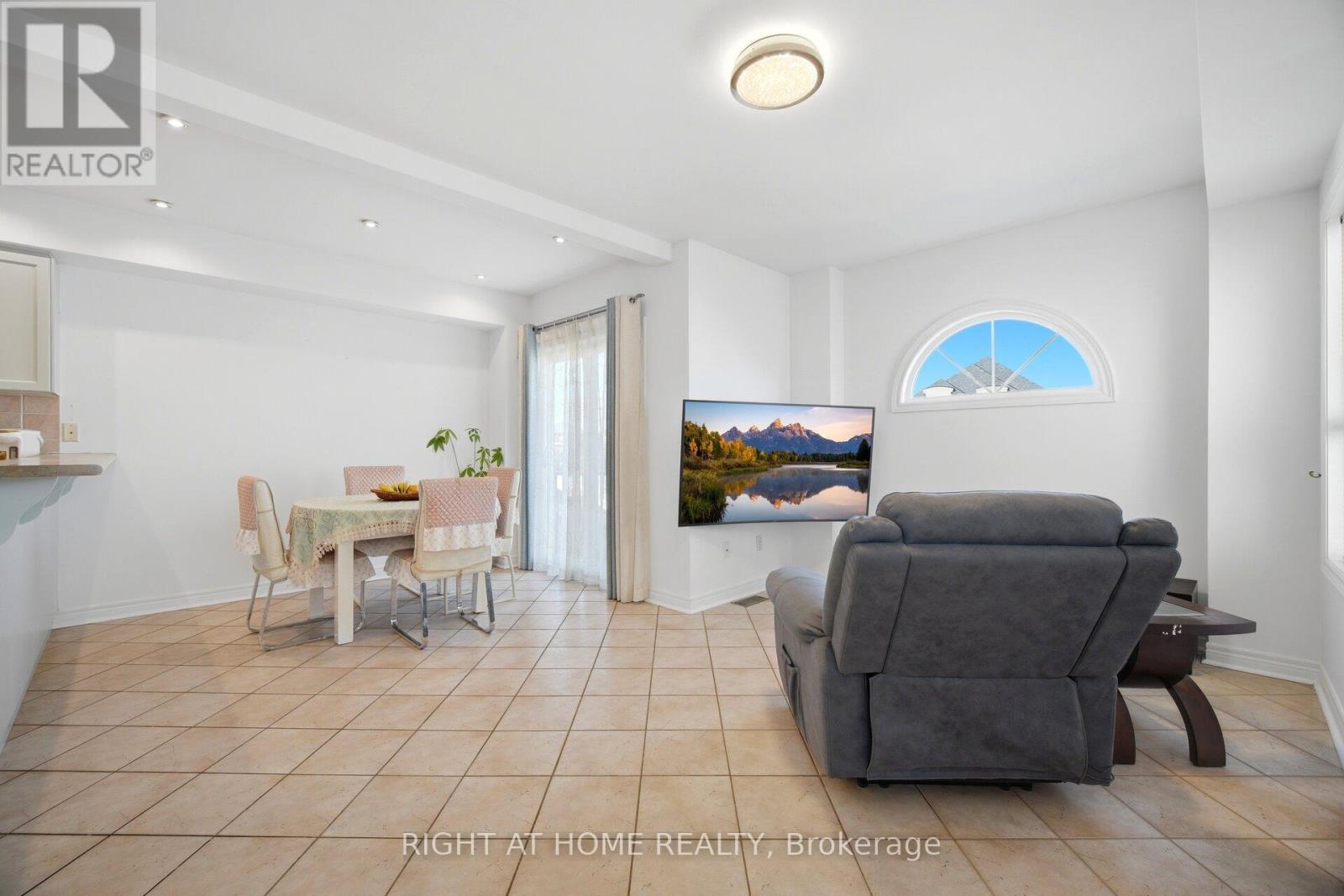 8 RICHELIEU COURT - 6