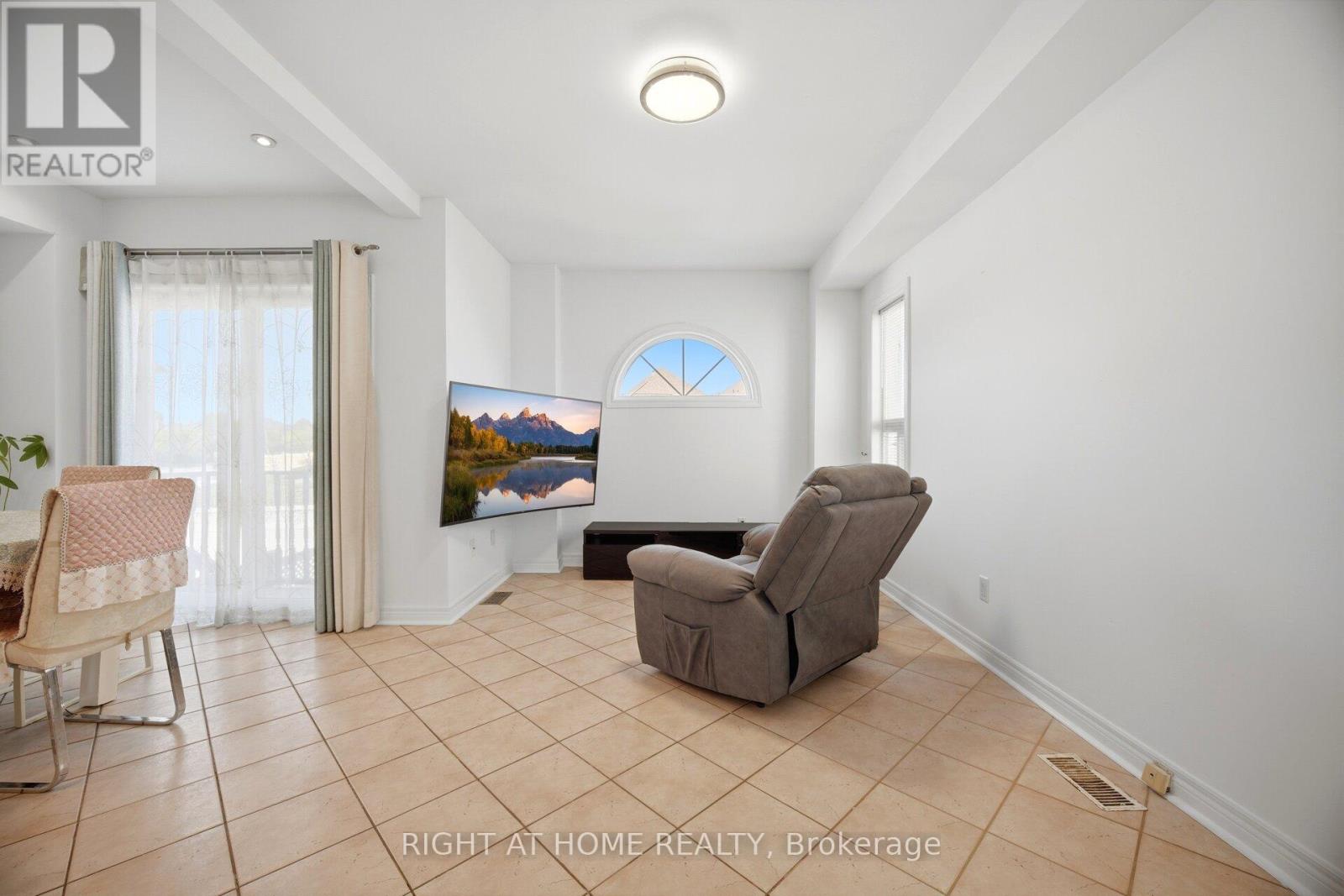 8 RICHELIEU COURT - 7