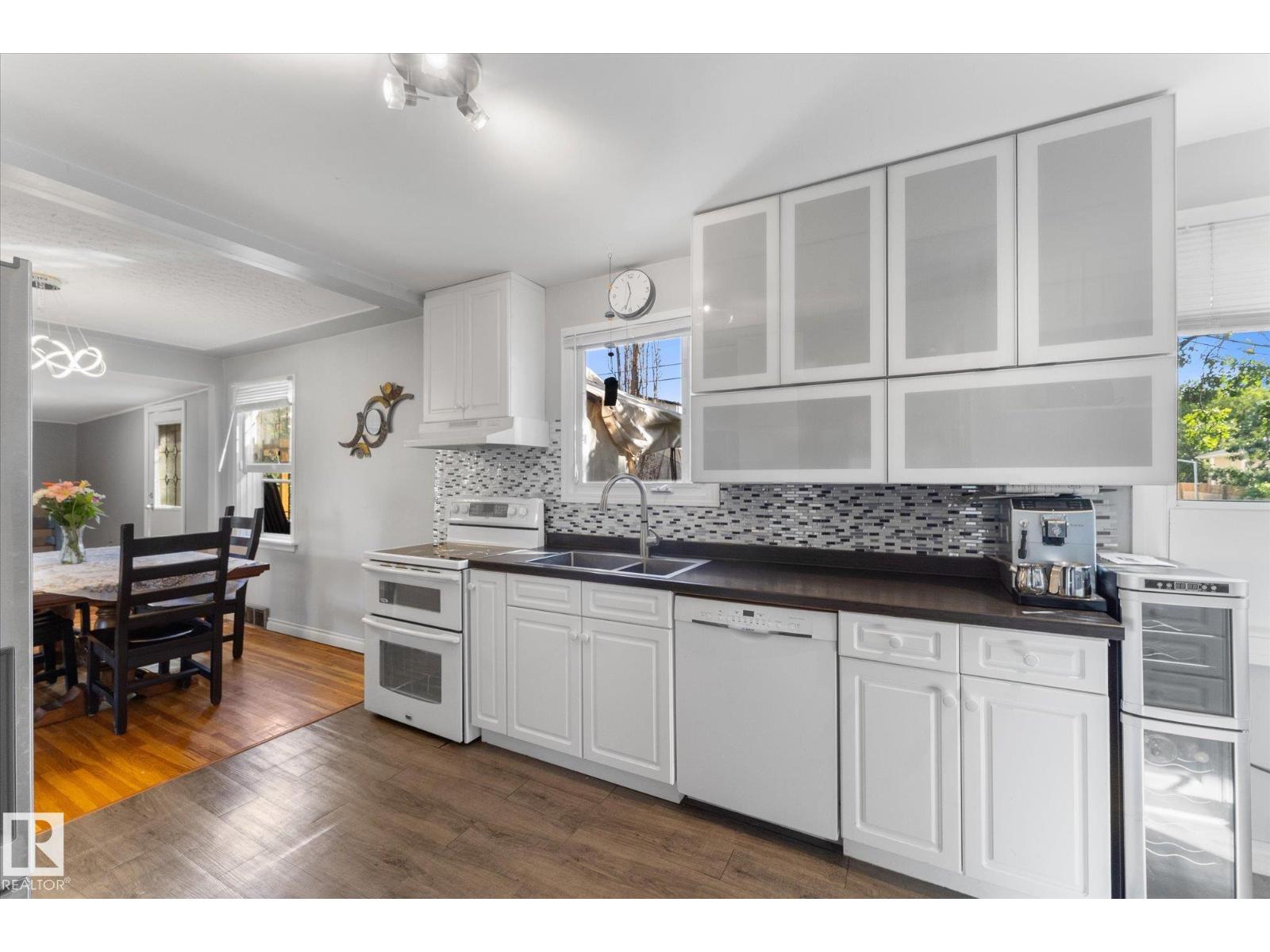 6054 107A ST NW - 11