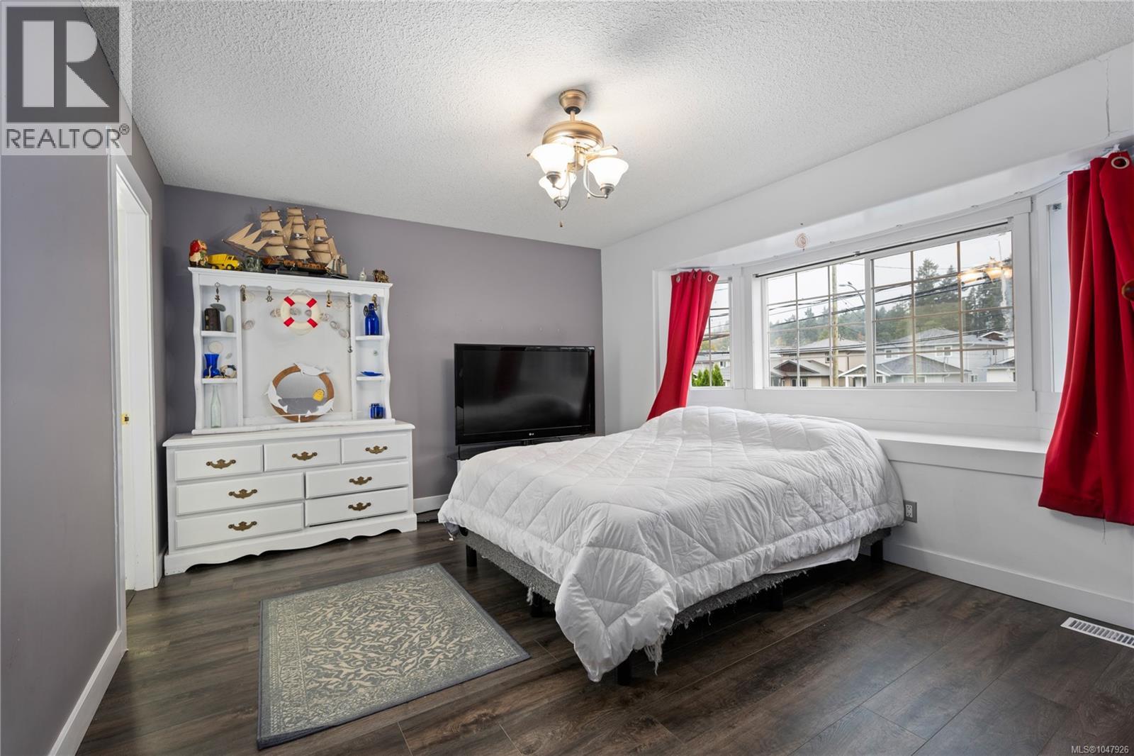 632 Howard Ave - Image 17
