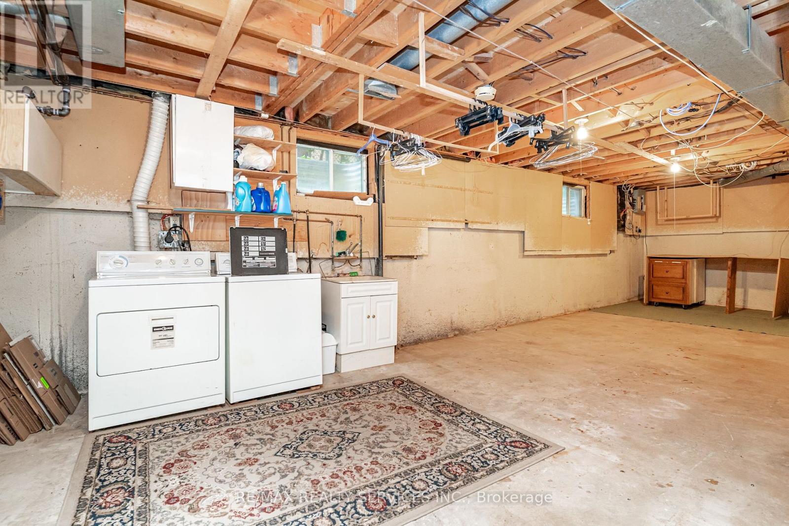 32 WINTERFOLD DRIVE - 35