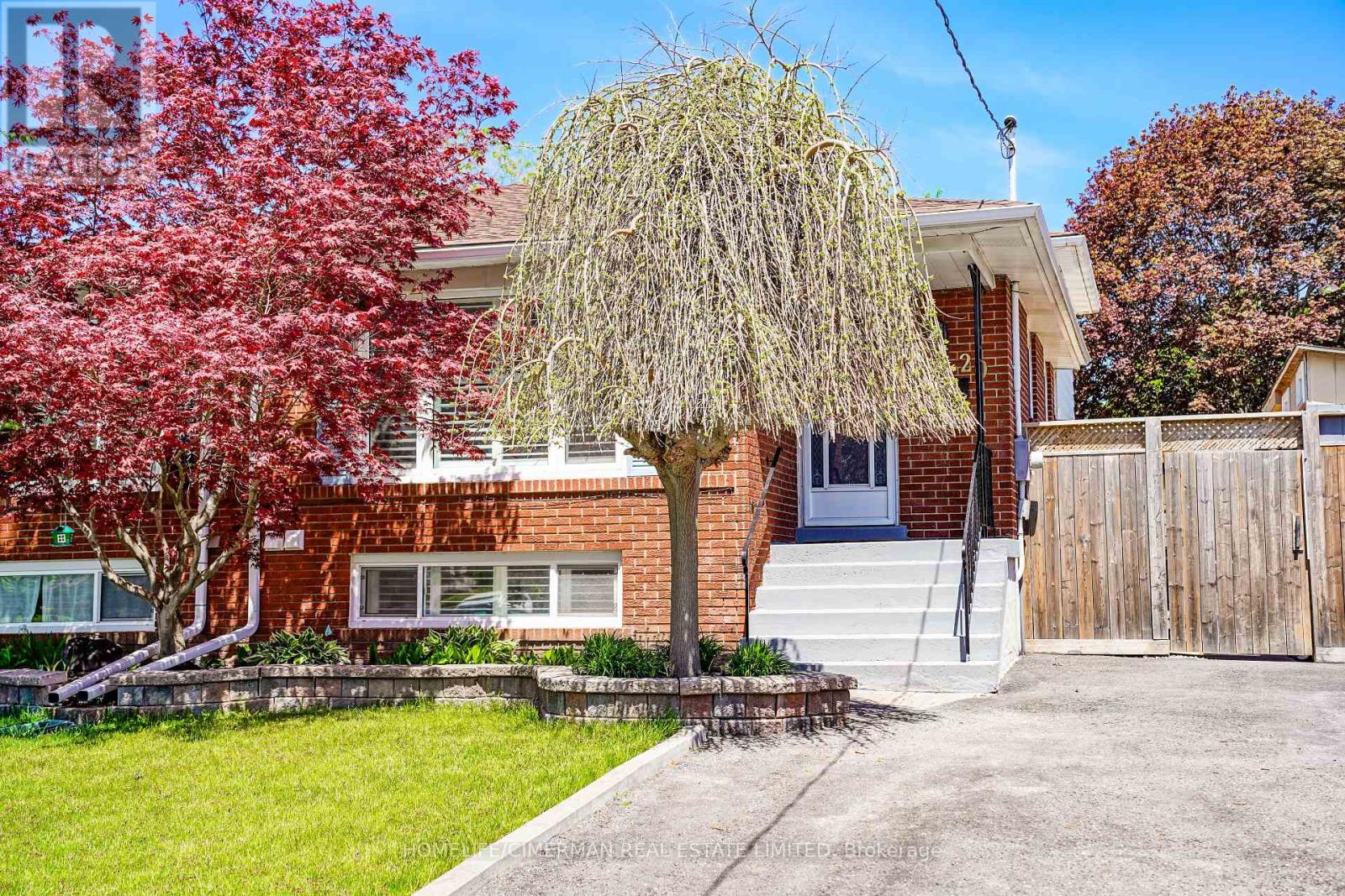 20 LAWRENCE CRESCENT - 1