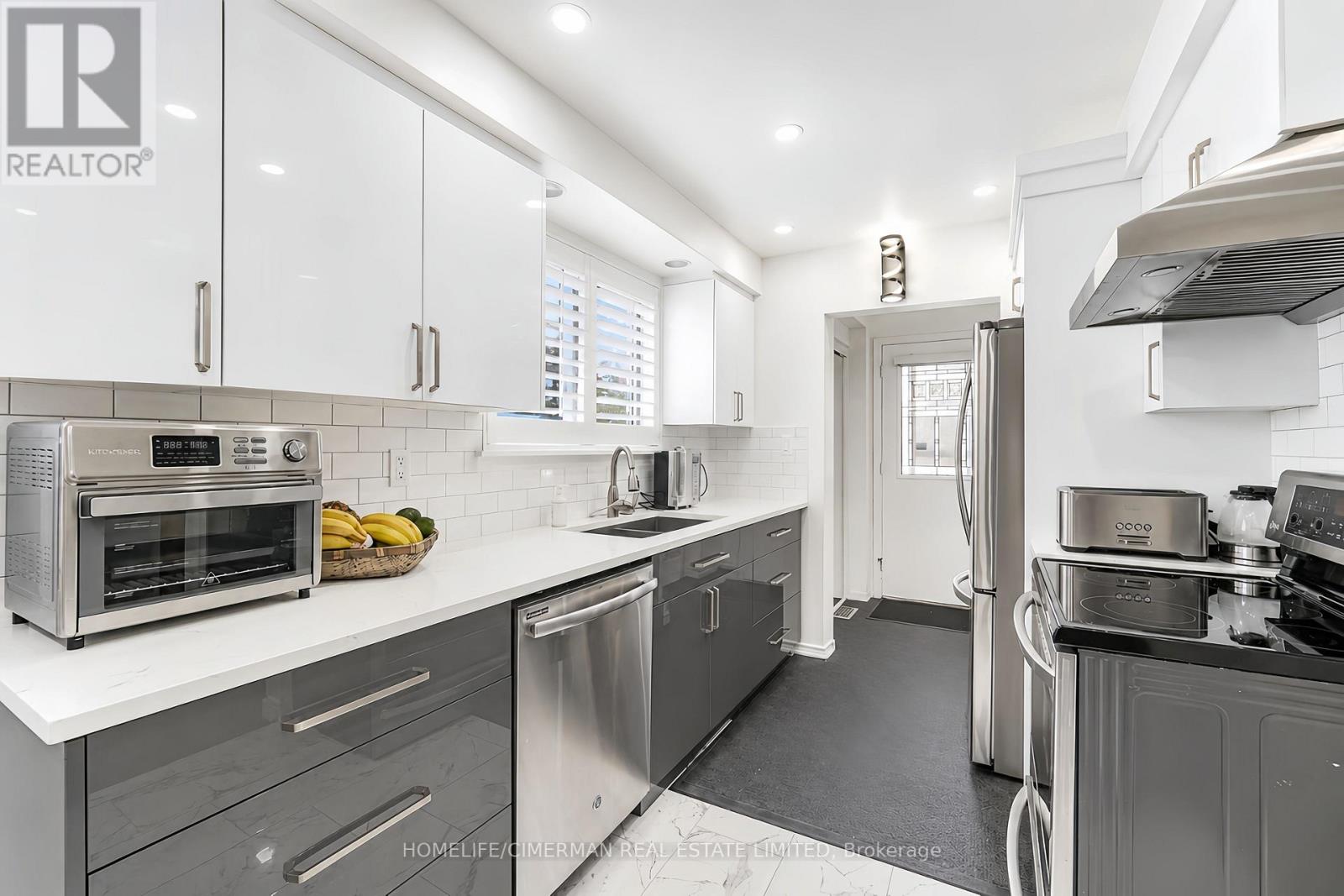 20 LAWRENCE CRESCENT - 11