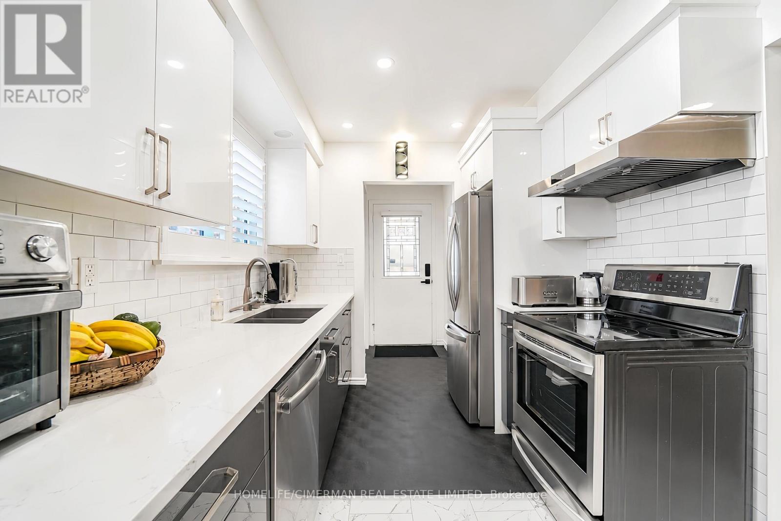 20 LAWRENCE CRESCENT - Image 12